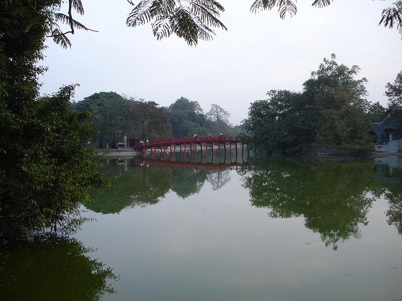 004- Hanoi- le lac de l epee restituee.JPG - Hanoi- le lac de l'épée restituée 
